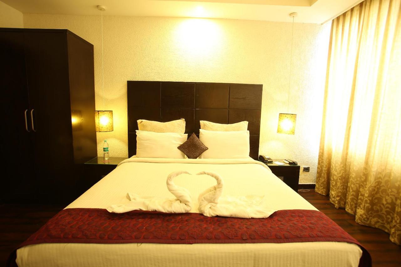 The Bentley Seaside Boutique Hotel Chennai Esterno foto
