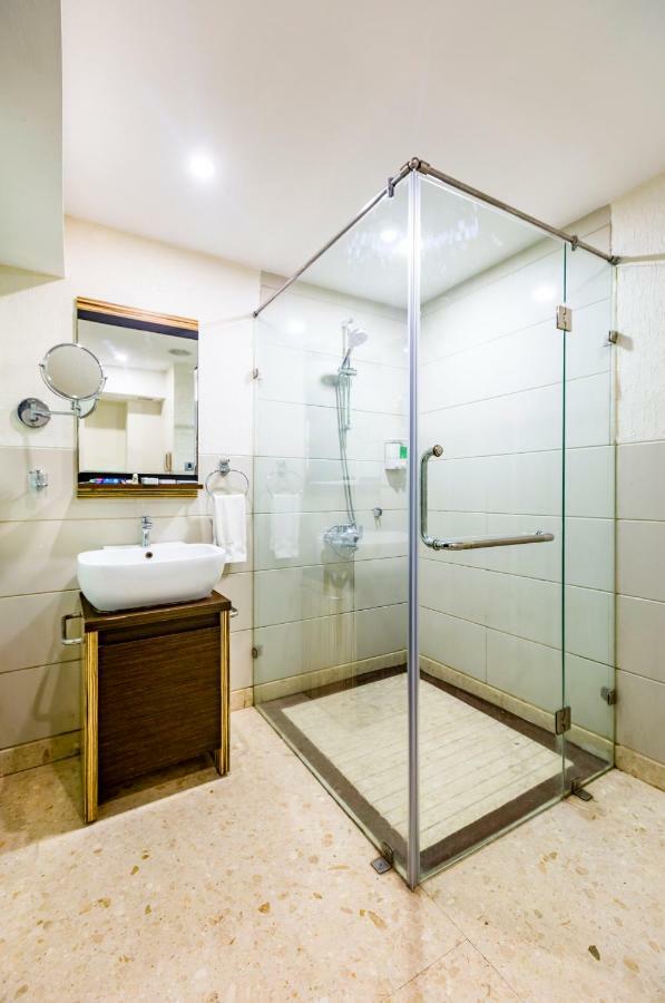 The Bentley Seaside Boutique Hotel Chennai Esterno foto