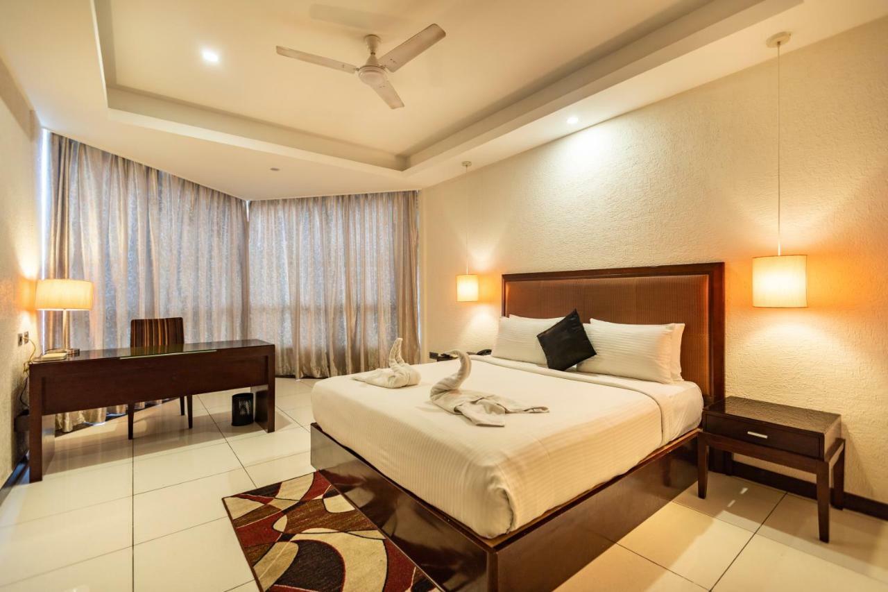 The Bentley Seaside Boutique Hotel Chennai Esterno foto